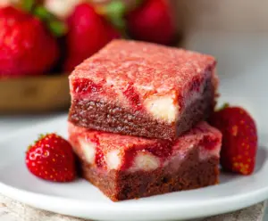 Delicious homemade strawberry brownies with fresh strawberries and rich chocolate.